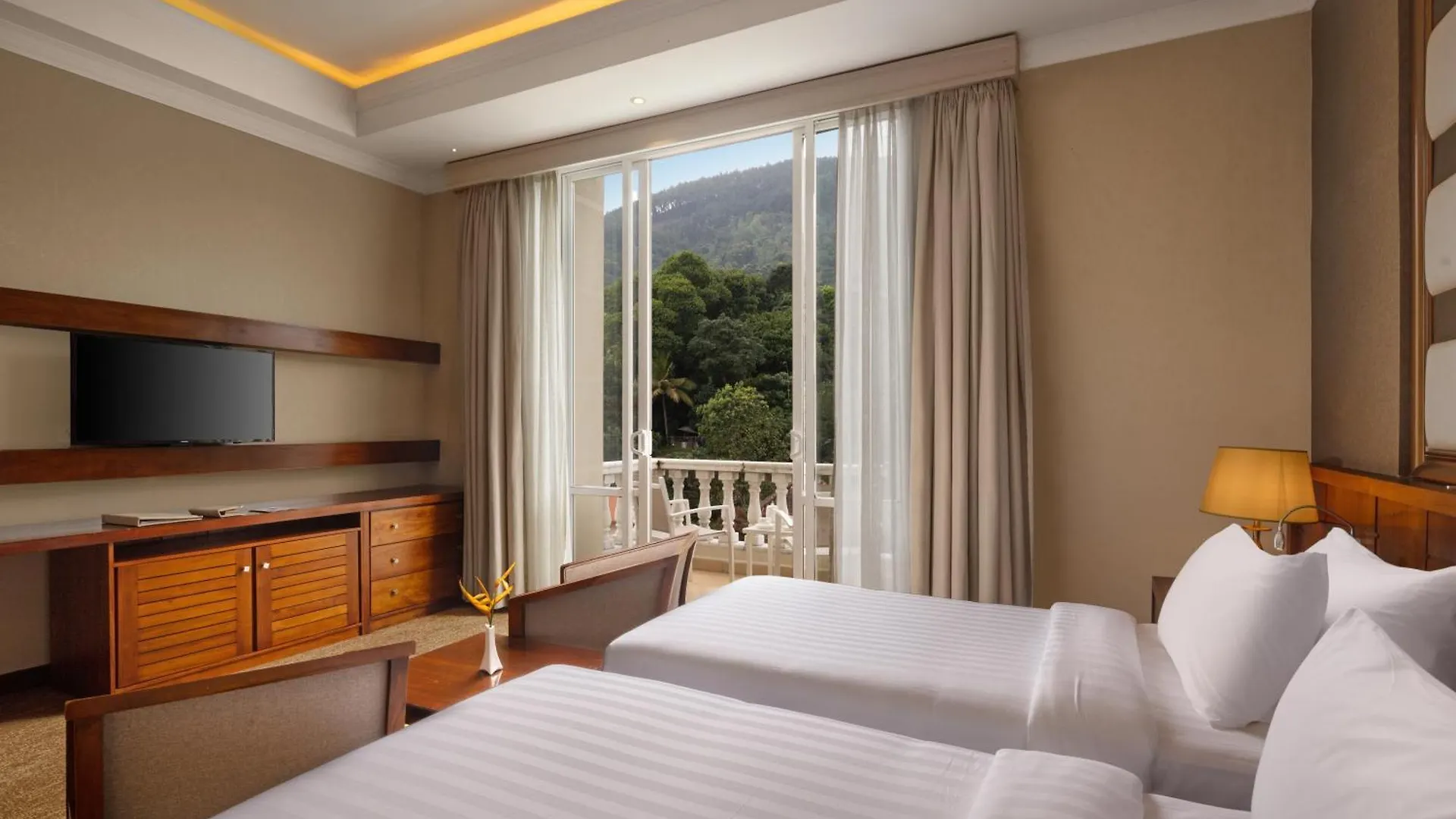 The Golden Crown Hotel Kandy 5*,