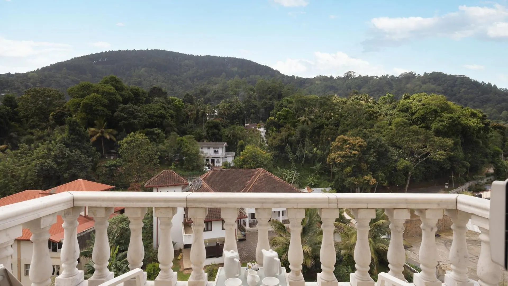 The Golden Crown Hotel Kandy